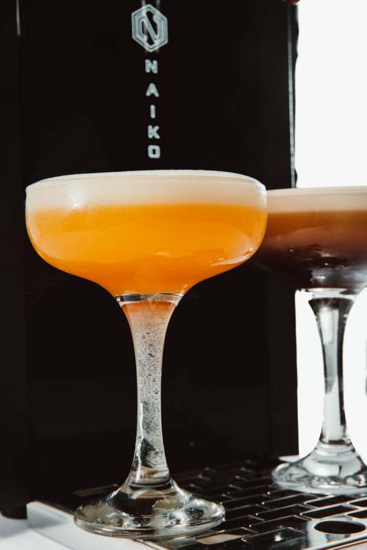 Barkeeper nutzt Espresso Martini Maschine von Naiko für professionellen Cocktailservice