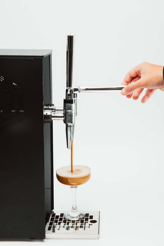 Espresso Martini Maschine im Bar-Setup – ideal für Gastronomie und Events
